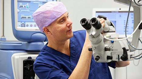 Silmäkirurgi Kimmo Koskela tarkistaa leikkaussalin laitteistoa ennen leikkauspäivän alkua.