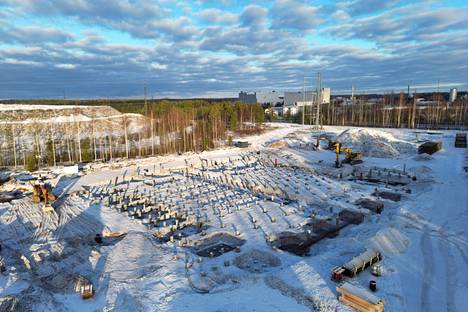 P2X Solutionsin työmaalla Harjavallan suurteollisuuspuistossa näkyy paalutuksia, joiden kohdalle nousee elektrolyysilaitos. 