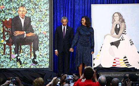 Barack Obama ja Michelle Obama kuvattuna eilen julkistettujen muotokuviensa kanssa.