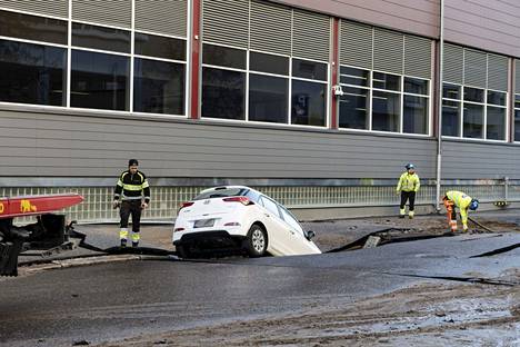 Auto joutui putkirikon aiheuttamaan kuoppaan Helsingin Kalliossa.