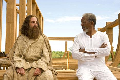 Evan – taivaanlahja -elokuvassa Jumalaa esittää Morgan Freeman (oik.). Steve Carell on Mooses.