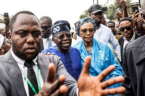 Hallitsevan APC-puolueen Bola Tinubu (kesk.) sai Nigerian presidentinvaaleissa noin 8,8 miljoonaa ääntä.