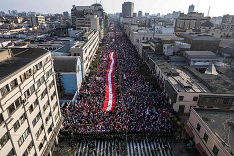 Tuhannet ihmiset marssivat presidentti Pedro Castilloa vastaan Limassa lauantaina.