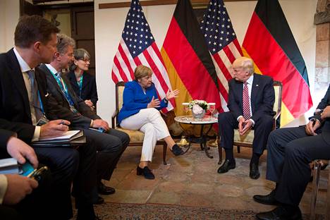 Saksan liittokansleri Angela Merkel ja Yhdysvaltojen presidentti Donald Trump keskutelivat G7-kokouksessa Sisilian Taorminassa perjantaina.