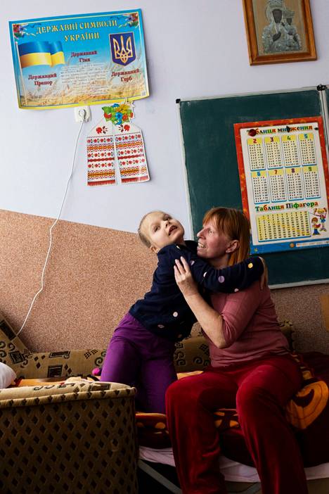 Шестилетняя Лиза Овчинникова играет со своей бабушкой Аллой Овчинниковой в школе, переоборудованной в центр размещения беженцев.