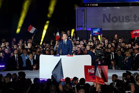 Presidentti Emmanuel Macron puhui kannattajilleen sunnuntai-iltana Pariisissa Eiffel-tornin luona.
