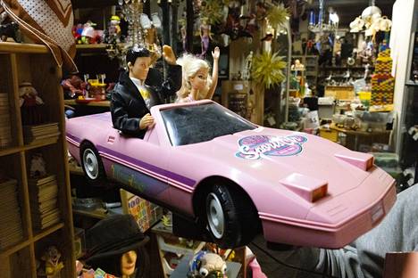 Käytettyjen lelujen Figurilandia-myymälästä Helsingin Malmilta löytyy runsaasti menneiden vuosien suosikkilahjoja. Kuvassa Barbien kauko-ohjattava auto 1980-luvulta. 
