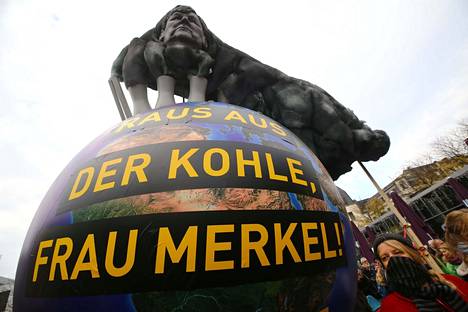 Mielenosoittajat vaativat Bonnissa järjestetyssä mielenosoituksessa Saksan liittokanslerilta Angela Merkeliltä päätöstä siitä, että Saksa luopuu suurimmasta hiilidioksidipäästöjen lähteestään, kivihiilen käytöstä.