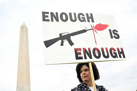 Mielenosoittaja osallistui lauantaina Washington D.C.:ssä March for Our Lives -mielenosoitukseen, jossa vaadittiin tiukempia aselakeja