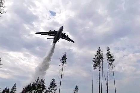Pudonneen BERIEV BE-200 -sammutus­lentokoneen mallia vastaava lentokone sammutti metsäpaloa Mordoviassa 9. elokuuta. 
