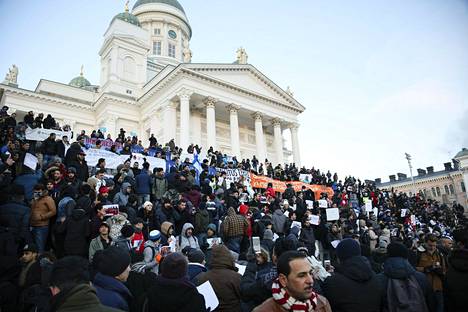 Irakilaiset turvapaikanhakijat ja muut Suomen turvapaikkapolitiikkaan tyytymättömät osoittivat mieltään Helsingissä joulukuun alussa.