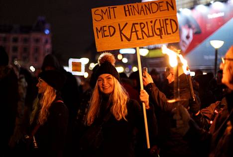 Koronarajoituksia vastustavia mielenosoittajia Kööpenhaminan keskustassa 9. tammikuuta.