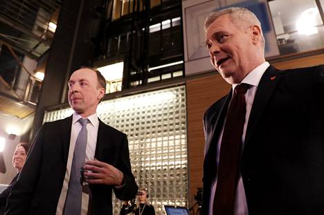 Jussi Halla-ahon johtamat perussuomalaiset ja Antti Rinteen Sdp kävivät vaali-illan aikana tiukkaa kamppailua suurimman puolueen asemasta.