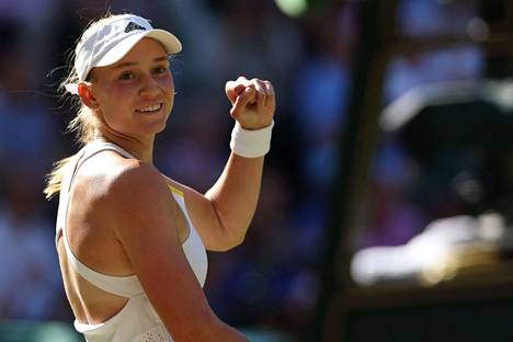 Jelena Rybakina juhli Wimbledonin välierän voittoa Simona Halepista torstaina.