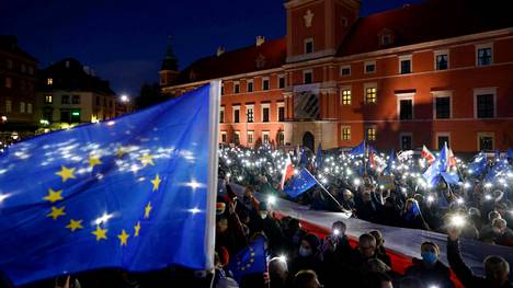 Puola | Kymmenettuhannet puolalaiset marssivat vastustaakseen polexitia – EU-jäsenyydellä on maassa vankka kannatus