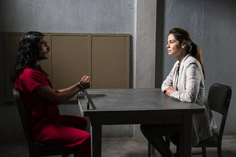 CIA-agentti Eva Geller (Michelle Monaghan) kuulustelee salaperäistä ja epäilyttävää Al-Masihia (Mehdi Dehbi).
