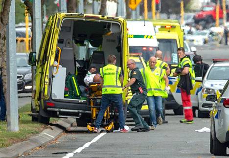 Ammuskelussa loukkaantuneita vietiin hoidettavaksi sairaalaan perjantaina Christchurchissa.
