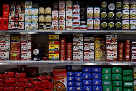 Inflaatio hidastui Espanjassa maaliskuussa selvästi. Kuvassa madridilaisen paikalliskaupan ruokahylly. 