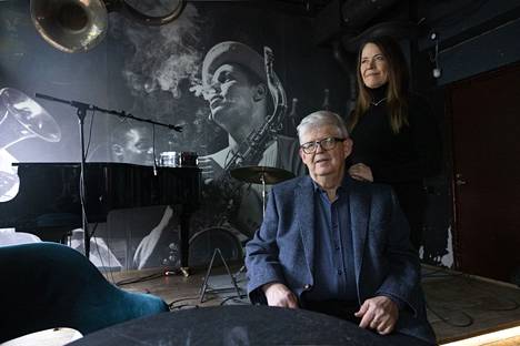 Jazzvaikuttaja Harri Aavaharju ja ravintoloitsija Tuula Railonkoski kuvattuna Storyvillen pianobaarissa.