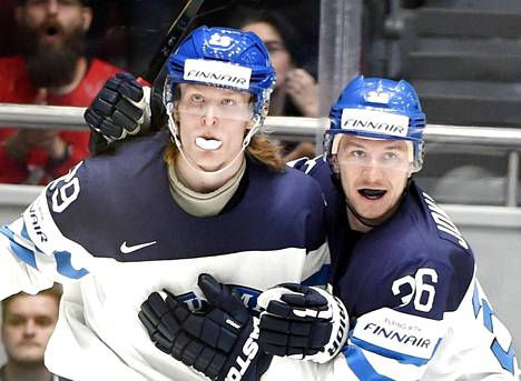 Patrik Laine (vas.) ja Jussi Jokinen esittelivät hammassuojatyyliään vuoden 2016 MM-kisoissa Pietarissa.