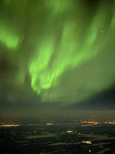 Lennolla Oulusta Vantaalle oli mahdollista nähdä revontulia.