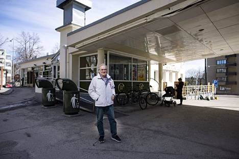Jorma Pulkkinen Mannerheimintien McDonald’sin edustalla. Tiloissa toimi aikaisemmin Gulfin huoltoasema, jossa Pulkkinen työskenteli 1960-luvulla.