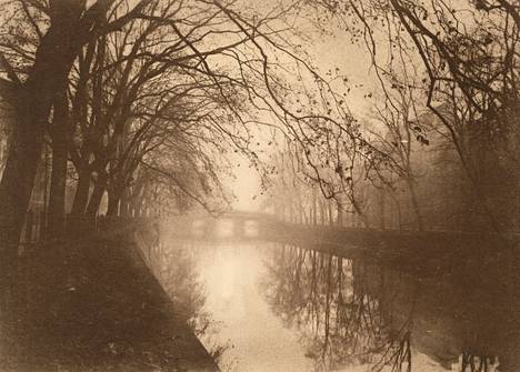 Oiva Kallio's landscape painting from 1923 shows the haze characteristic of pictorialism.