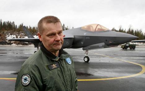 Ilmavoimien komentaja Juha-Pekka Keränen takanaan F-35-hävittäjä helmikuussa 2020.