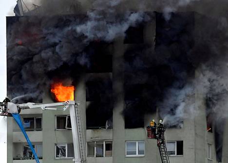Kaasuräjähdys tuhosi asuinrakennuksen yläkerroksia perjantaina Slovakian Presovissa.