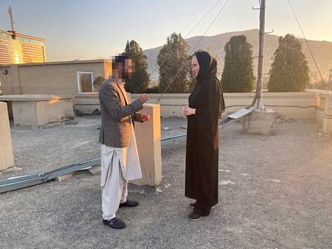 Fikseri (vas.) ja toimittaja Maria Manner keskustelivat kattotasanteella Kabulissa. Fikserin kasvoja on sumennettu turvallisuussyistä.