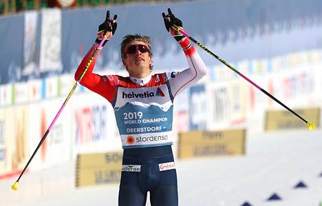 Johannes Høsflot Klæbo voitti sprintin MM-kullan yllään hallitsevan maailmanmestarin erikoisliivi.