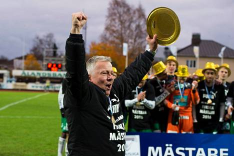 IFK Mariehamnin puheenjohtaja Peter Mattsson juhlii Suomen mestaruutta syksyllä 2016.