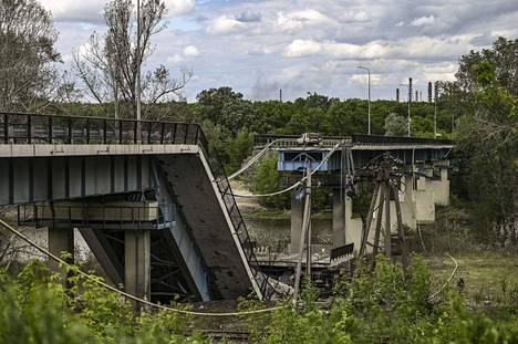 Lysytšanskiin vievä silta tuhottuna Severodonetskissa 13. kesäkuuta.