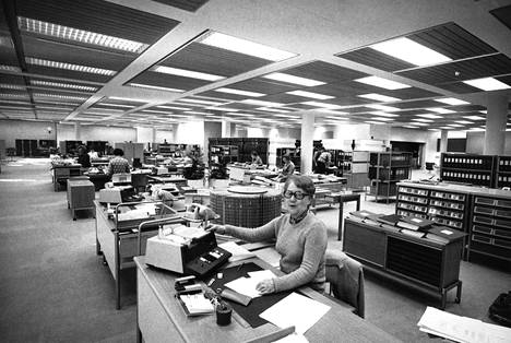 ”Työntekijät korostavat, että tällaisissa työtiloissa on helppo solmia kontakteja työtovereihin”, kerrottiin Helsingin Sanomien ”maisemakonttoreita” käsittelevän jutun kuvatekstissä marraskuussa 1971.