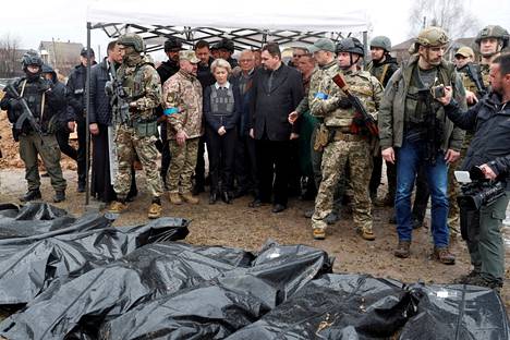 Ursula von der Leyen vieraili Butšassa Ukrainassa seuraamassa joukkohautojen sotarikostutkintaa huhtikuussa.