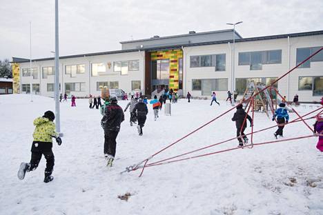 Kello kutsui Porin Kaarisillan yhtenäiskoulun oppilaat takaisin oppitunnille tammikuussa 2017. Välitunneilla on merkittävä rooli kouluikäisten liikkumisessa.