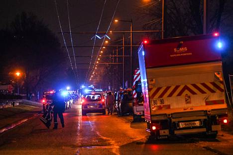 Paloautoja ja pelastushenkilökuntaa tulipalopaikalla Vaulx-en-Velinissä perjantaiaamuna.