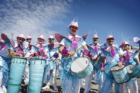 Helsinkiläisen sambakoulu Império do Papagaion rytmiryhmä pukeutui vaaleanpunaisiksi delfiineiksi. Koulun presidentti Johanna Vehmas edessä keskellä.