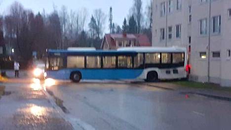 HS Vantaa: Bussi ajoi kahdesti päin seinää Korsossa – Hätääntynyt harjoittelijakuski yritti tehdä monimutkaista u-käännöstä