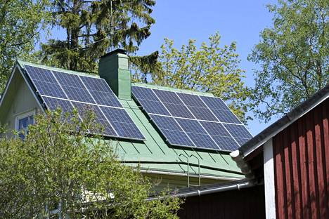 Osa kotitalouksista innostui energiakriisin aikana hankkimaan aurinkopaneeleita. Kuvassa aurinkopaneeleita omakotitalon katolla Helsingissä. 