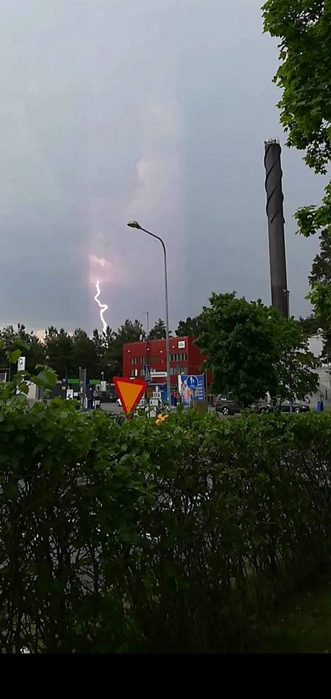 “I was able to record a lightning strike on Wednesday in Tiilimäki, Pori, at 5 p.m.  The picture was taken from Maamiehenkatu, right next to Neste's gas station, ”said Petri Virtanen. 