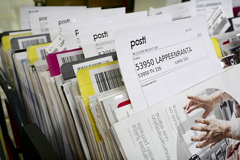 Postin jakelusta saamat tulot ovat vähentyneet 50–70 miljoonaa vuodessa ja se on näkynyt yt-neuvotteluina. Yleispalveluvelvoite on Postille raskas ja siksi hallitus haluaa keventää sitä.