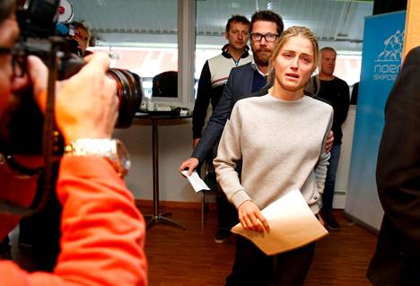 Theresa Johaug saapui lehdistötilaisuuteen Oslossa torstaina.