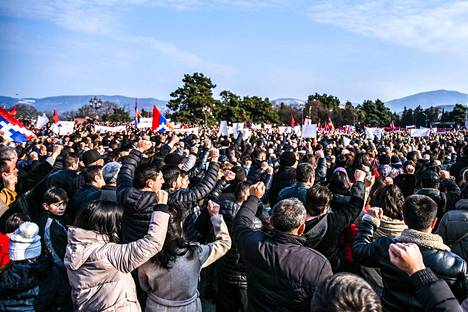 Tuhannet osoittivat mieltään Stepanakertissa.