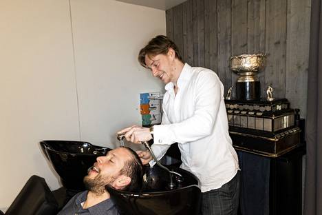 Kumpi tähän houkutteli kumman? Lopputulos oli joka tapauksessa se, että Patrik Virta päätyi pesemään Jukka Peltolan hiuksia. ”Viitsisitkö vähän laittaa hoitoainetta? Se viilentäisi mukavasti päänahkaa”, Peltola vitsaili.