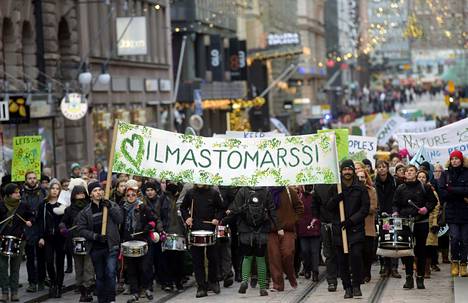 Kansalaiset vaativat poliitikoilta toimintaa. Marraskuussa 2015 Helsingissä ja kaupungeissa ympäri maailman vaadittiin vauhtia Pariisin ilmastokokoukselta.