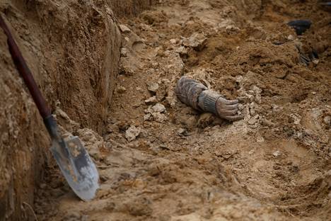 Kuolleen siviilin käsi näkyi joukkohaudasta Butšassa huhtikuun 8. päivänä otetussa kuvassa.