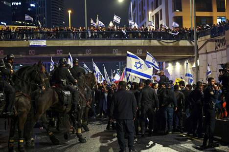 Mielenosoittajia ja poliiseja Tel Avivissa lauantaina.
