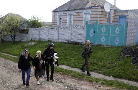 Siviilejä evakuoidaan venäläisiltä takaisin vallatusta kylästä Harkovan lähistöllä maanantaina.
