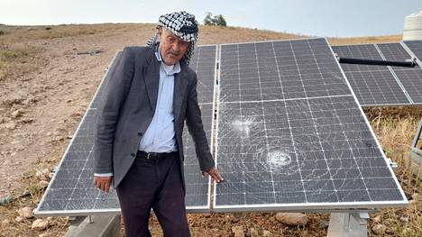 Haj Ali esittelee siirtokuntalaisten vaurioittamia aurinkopaneeleita al-Farisijan kylässä Länsirannalla
